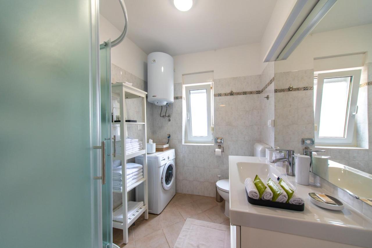 Apartment Axelle 50 Meters To The Beach Banjole Exterior photo